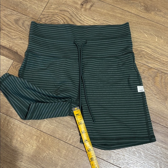 Vuori Stripe Daily Short Green womens Size Medium - Picture 7 of 9
